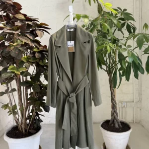 TRENCH CON CINTURA E REVERS AMPIO