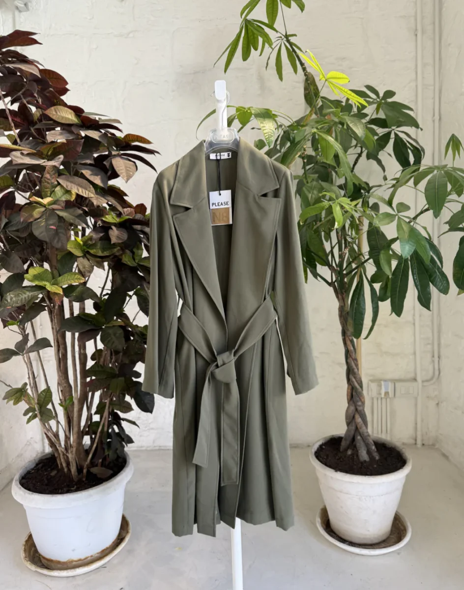 TRENCH CON CINTURA E REVERS AMPIO - immagine 2