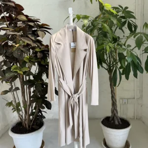 TRENCH CON CINTURA E REVERS AMPIO