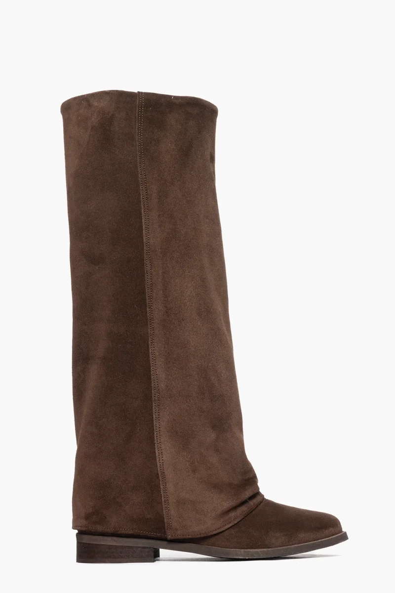 Stivale con risvolto e rialzo interno camoscio cioccolato Roma 2025