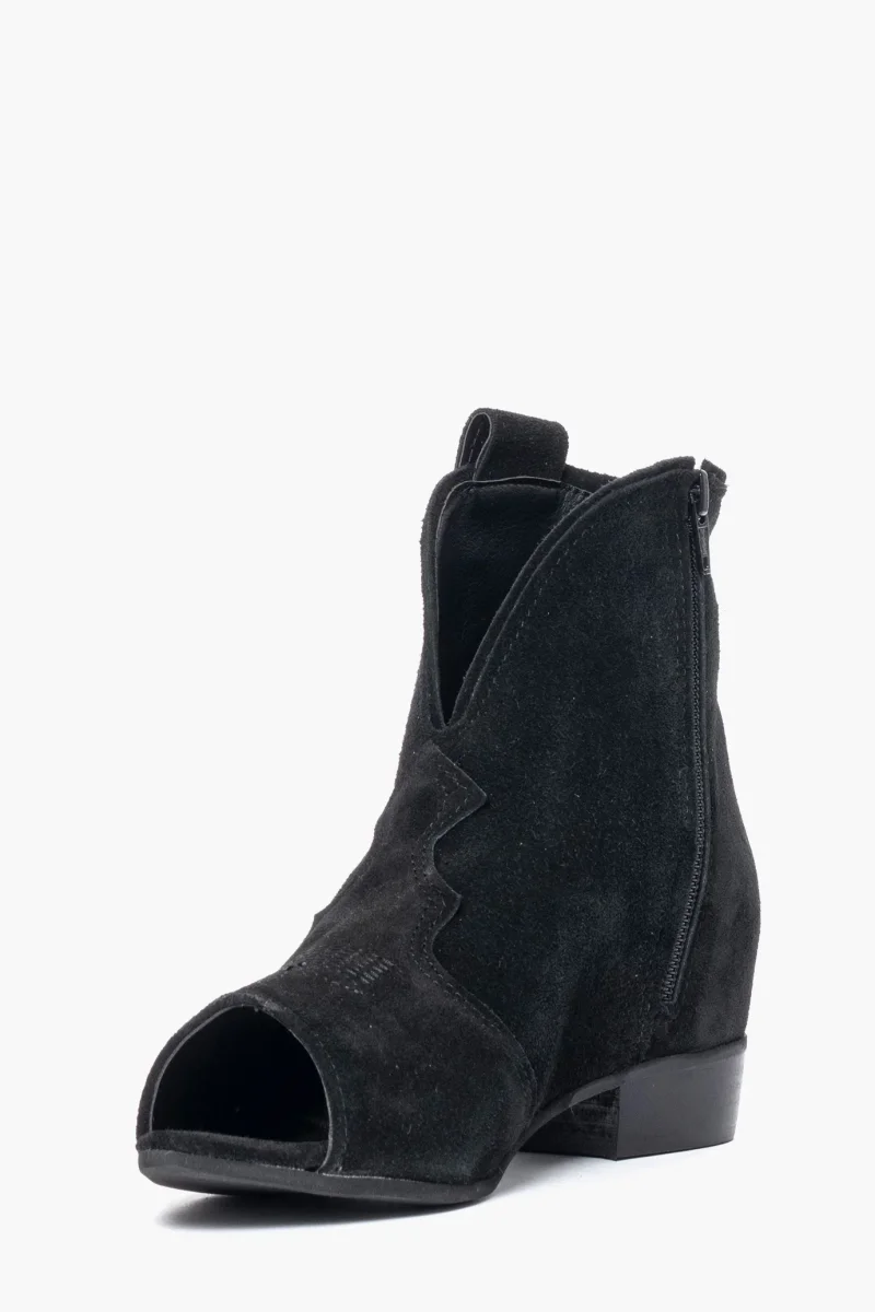 Tronchetto camoscio nero con rialzo e ricamo 1692 - immagine 4