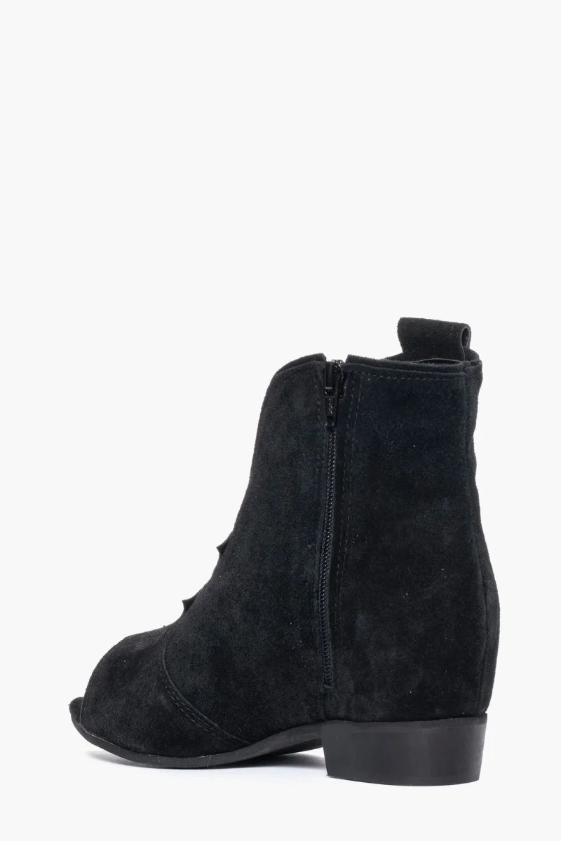 Tronchetto camoscio nero con rialzo e ricamo 1692 - immagine 5